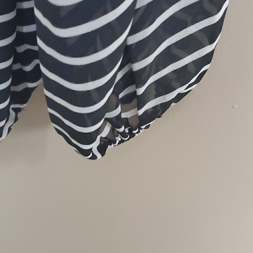 VINCE CAMUTO Peasant Top - Size X-Small - Picture 3 of 5